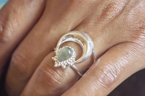 Detailaufnahme Einer Hand Die Einen Eleganten Ring Trägt — Stockfoto