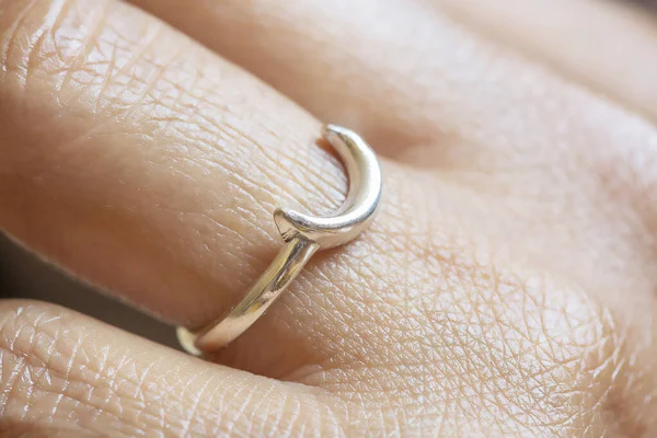 Detailaufnahme Einer Hand Die Einen Eleganten Ring Trägt — Stockfoto