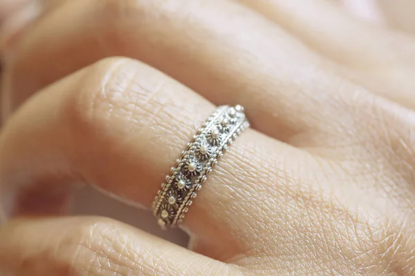 Hand Trägt Eleganten Silberring Orientalischer Form — Stockfoto