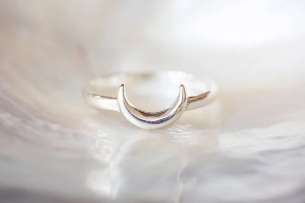 Sterling Silber Eleganter Ring Form Des Mondes Auf Natürlichem Weißem — Stockfoto