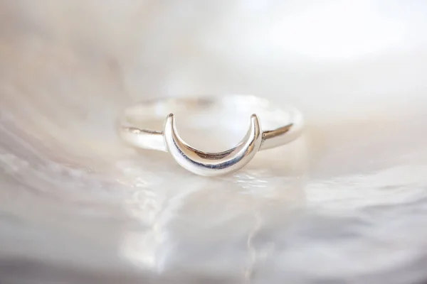 Sterling Silber Eleganter Ring Form Des Mondes Auf Natürlichem Weißem — Stockfoto