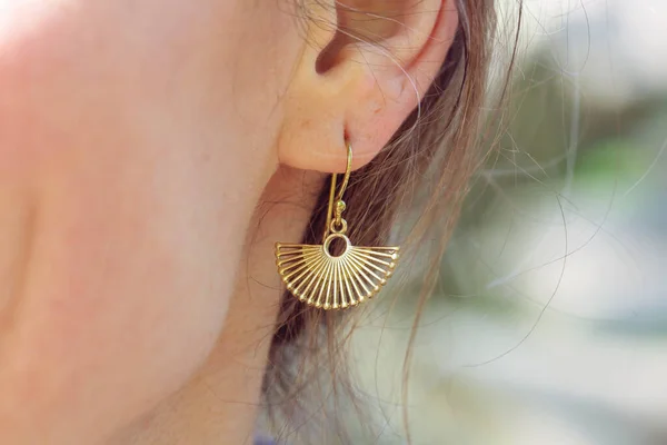 Detalle Exterior Oreja Femenina Con Hermoso Pendiente Elegante — Foto de Stock