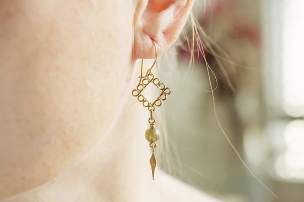 Pendiente Perla Piedra Alambre Metal Elegante Minúsculo Oído Femenino — Foto de Stock