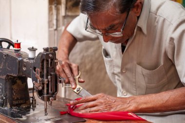 Udaipur şehri, 8 Şubat 2018: Taylor Udaipur merkez pazarında çalışıyor