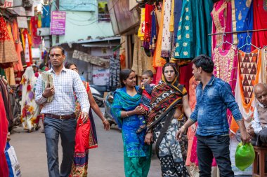 Udaipur şehri, 8 Şubat 2018: Udaipur merkez pazarında yürüyen insanlar