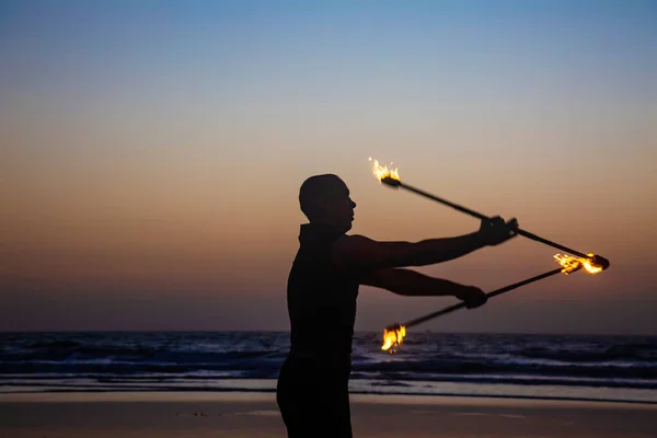 Goa Hindistan Şubat 2019 Ateş Hokkabazı Arambol Plajında Ateş Çubuklarıyla — Stok fotoğraf