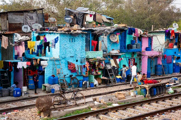 インド デリー2020年3月2日 デリー近郊の鉄道貧困の生息地 — ストック写真