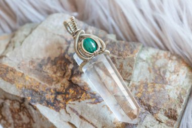 Kayalık zeminde doğal malakit değerli taşlı kristal kuvars kolye.