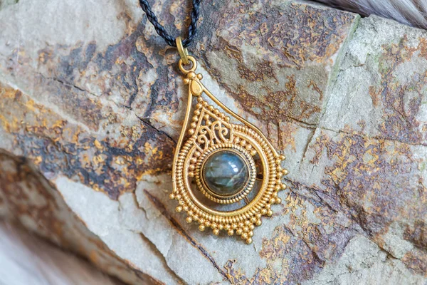 Ciondolo Ottone Con Pietra Naturale Labradorite Sfondo Roccioso — Foto Stock