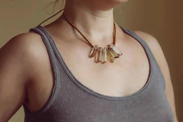 Encolure Féminine Portant Collier Élégant Avec Pierre Minérale Naturelle — Photo