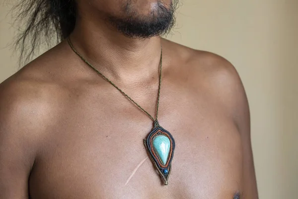 Peito Masculino Vestindo Colar Elegante Com Pedra Preciosa Mineral Natural — Fotografia de Stock