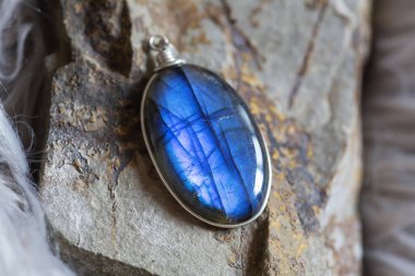 Kayalık zeminde güzel labradorit mineral taş kolye