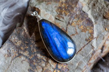 Kayalık zeminde güzel labradorit mineral taş kolye