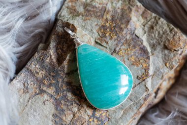 Kayalık zeminde güzel bir mineral taş kolye