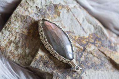 Kayalık zeminde güzel labradorit mineral taş kolye