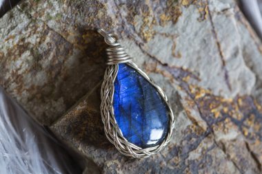 Kayalık zeminde güzel labradorit mineral taş kolye