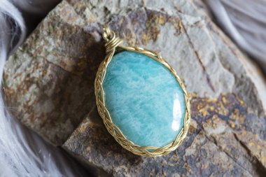 Kayalık zeminde güzel bir mineral taş kolye