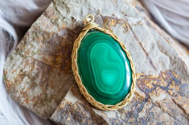 Kayalık zeminde güzel bir mineral malakit taş kolye.