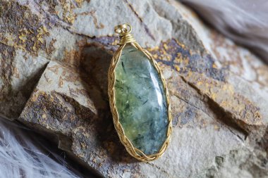 Kayalık zeminde güzel bir mineral taş kolye