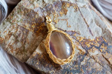 Kayalık zeminde güzel bir mineral akik taş kolye