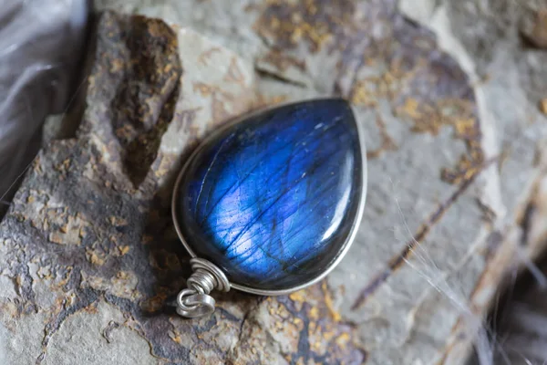 Bella Labradorite Ciondolo Pietra Minerale Sfondo Roccioso — Foto Stock