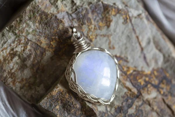 Beau Pendentif Pierre Lune Labradorite Sur Fond Rocheux — Photo