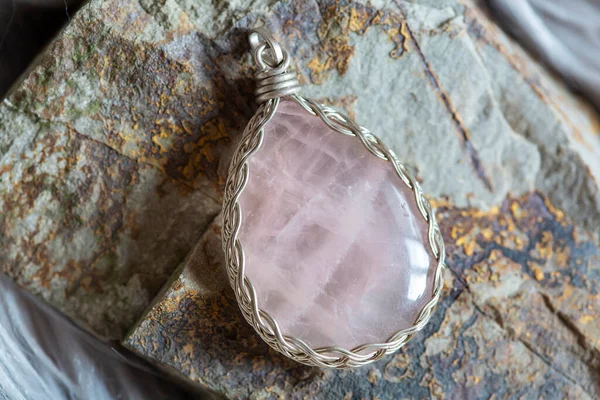 Belle Pendentif Pierre Minérale Quartz Rose Sur Fond Rocheux — Photo