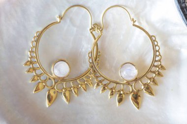 Beyaz kabuk arka planında doğu tarzı pirinçten küpeler