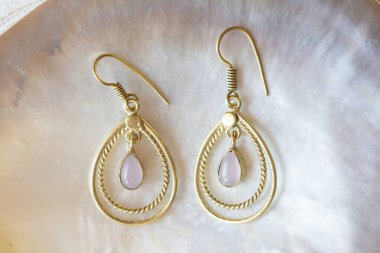 Beyaz kabuk arka planında doğu tarzı pirinçten küpeler