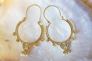 Beyaz kabuk arka planında doğu tarzı pirinçten küpeler