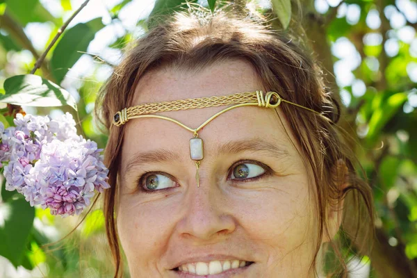 Zbliżenie Młode Kobiety Głowa Noszenie Romantyczny Metal Tiara Jej Czoło — Zdjęcie stockowe