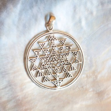 Beyaz kabuk arka plan üzerinde kutsal geometri sri yantra şeklinde Sterling siver kolye