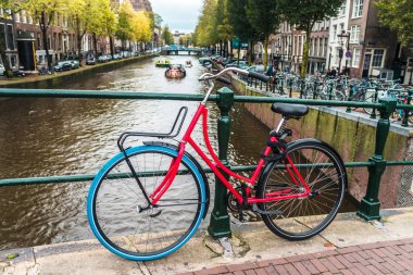 Amsterdam 'da köprüde kırmızı bisiklet