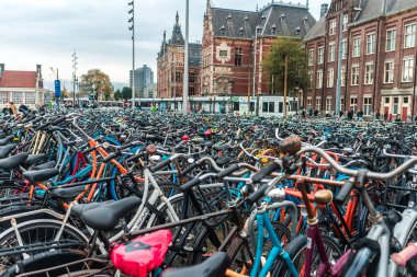 Amsterdam 'daki bisiklet parkında çok bisiklet var.