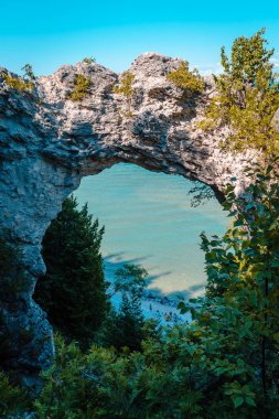 Portre görünümü Arch Mackinac adada Huron Gölü üzerinden bakan kaya