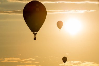 gün batımında uçan sıcak hava balonları