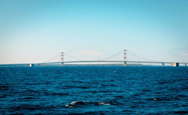 Mackinac köprü Michigan Gölü üzerinde seyir