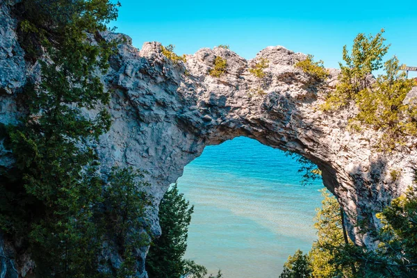 Manzaralı Arch Mackinac adada Huron Gölü üzerinden bakan kaya