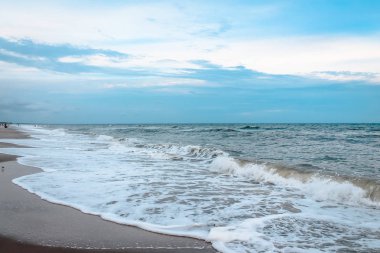 düşük gelgit sırasında Ocean Isle, sakin dalgalar