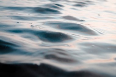 soğuk su üzerinden gelen dalgalar dalgaların