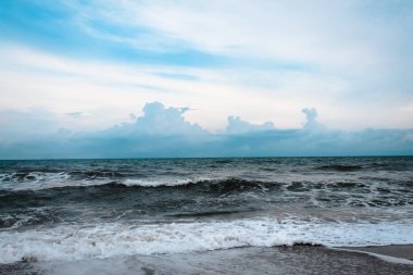 Güçlü dalgalar yüksek gelgit sırasında sahilde