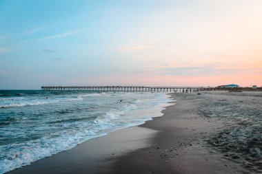 Ocean Isle beach günbatımında net yaz gününde