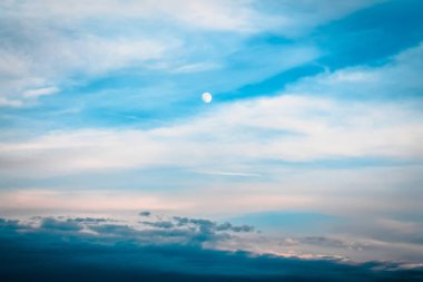 Ay gökyüzünde yüksek ise günbatımı başlangıcı