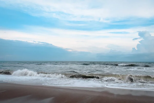 Bir Kuzey Carolina Plajı 'nda çökmesi dalgalar