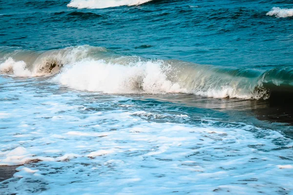 Waves Crashing Beach Summer Day — Stock Photo, Image