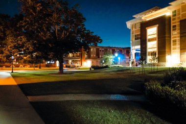 Gece yürüyüşe Iups kampüs çevresinde
