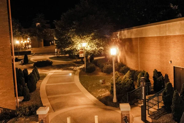 Ver kampüsünde etrafında yolları takip