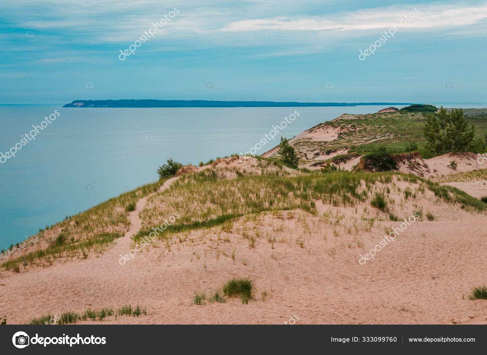 Disparo Desde Cima Las Dunas Del Oso Durmiente Con Vistas — Foto de stock  #333099760 © mike.s.deemer@gmail.com, image size:1600x1167