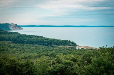 Uyuyan Ayı Kumullarından Manitou Adaları 'nın manzarası