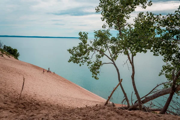 Persone Che Arrampicano Sulle Dune Dell Orso Dormiente Dal Lago — Foto Stock